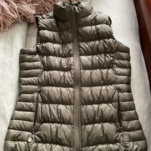 Athleta lightweight quilted vest in green size M